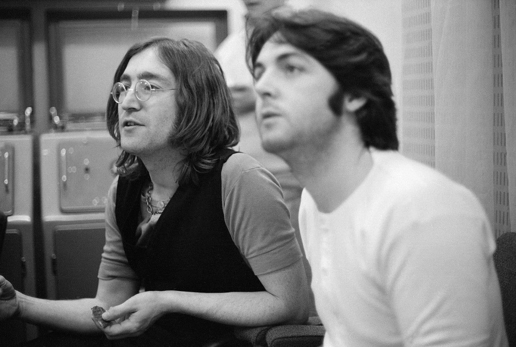 John-Lennon-e-Paul-McCartney Paul McCartney diz como John Lennon se preocupava com imagem após a morte