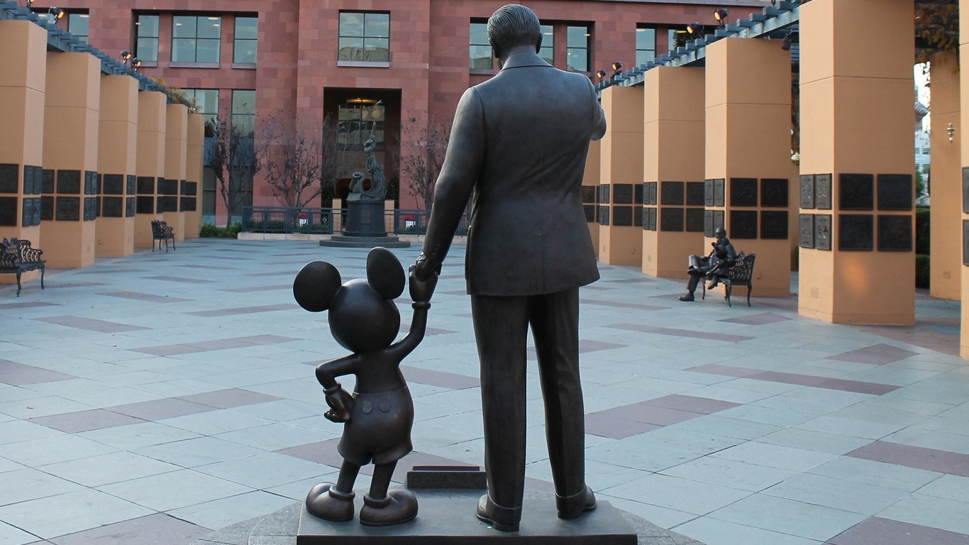 Mickey-e-Walt-Disney Fãs ficam enfurecidos com retirada da estátua de Walt Disney