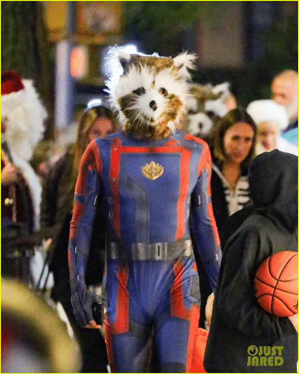 image-2 Bradley Cooper anda por Nova York fantasiado de Rocket no Halloween