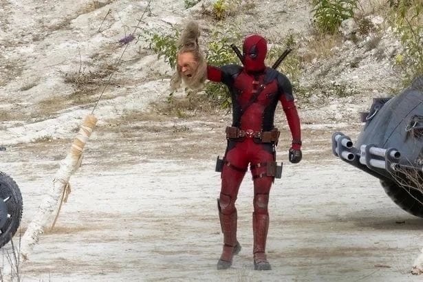 Deadpool-segurando-a-cabeca-de-Dentes-de-Sabre Fotos do set de Deadpool 3 revelam decapitação de [SPOILER]