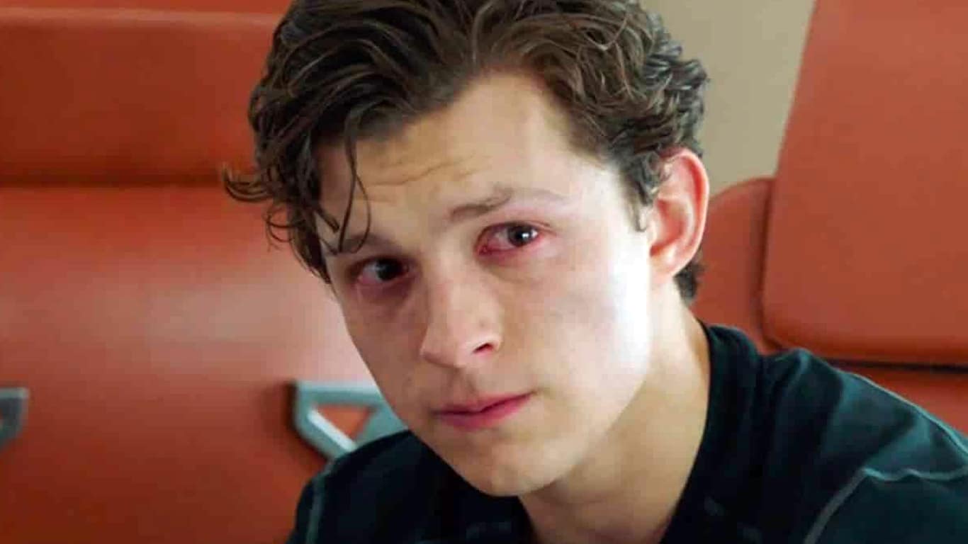 Tom-Holland-chorando Para chorar nas filmagens, Tom Holland usa truque que aprendeu com estrela da Marvel
