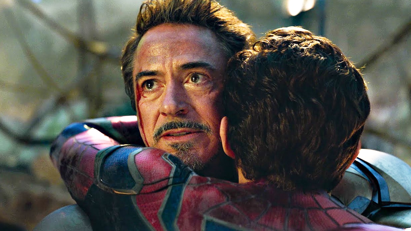 Homem-de-Ferro-e-Homem-Aranha Robert Downey Jr. e Tom Holland se abraçam 5 anos após Vingadores: Ultimato