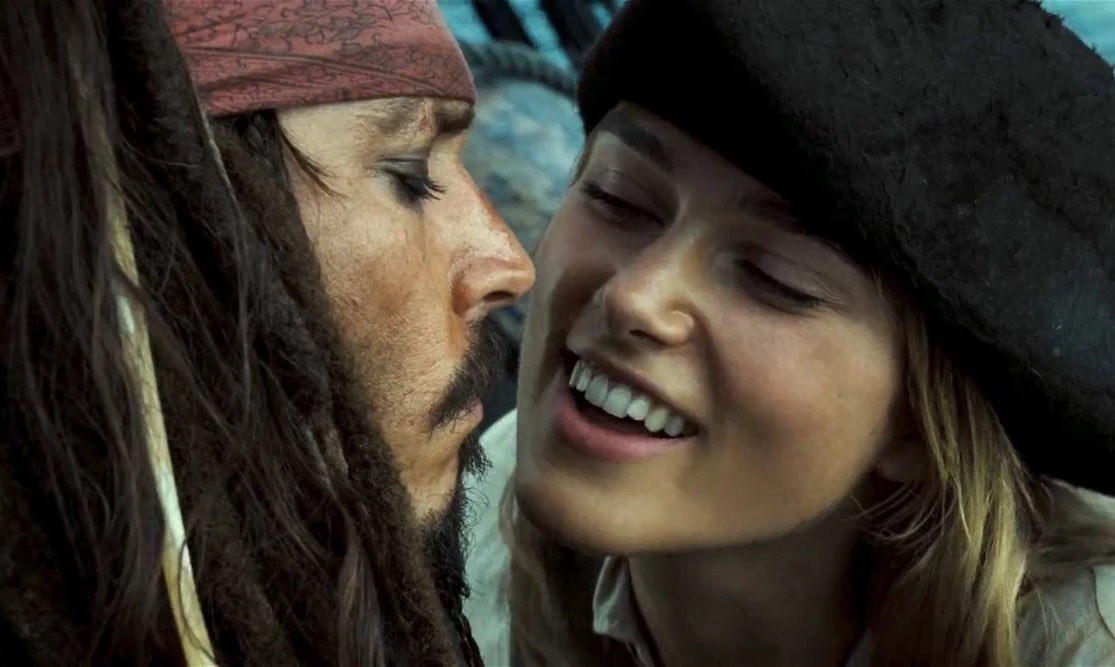 Keira-Knightley-e-Johnny-Depp-Piratas-do-Caribe Por que Johnny Depp estranhou beijar Keira Knightley em Piratas do Caribe