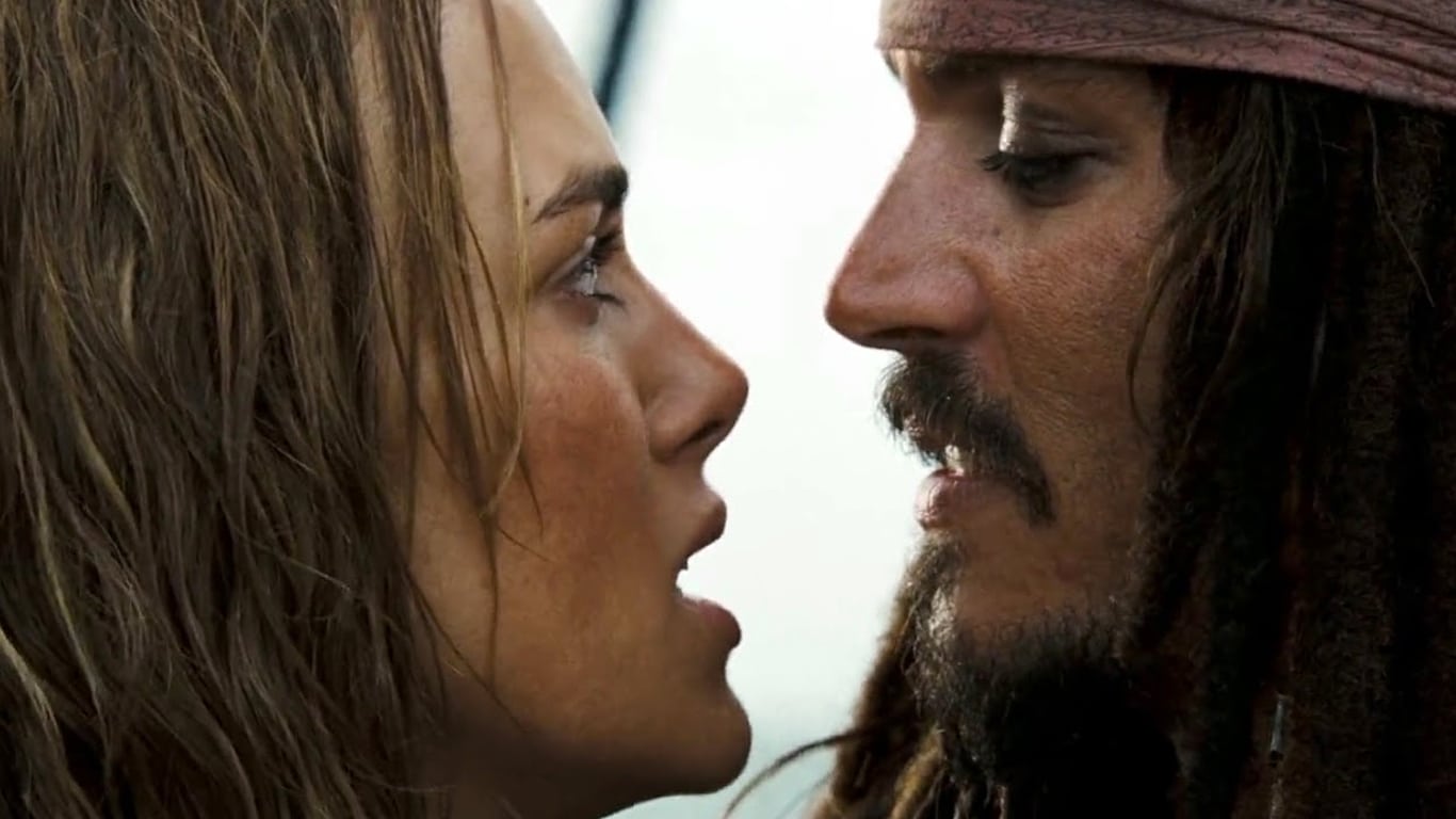 Keira-Knightley-e-Johnny-Depp-em-Piratas-do-Caribe Por que Johnny Depp estranhou beijar Keira Knightley em Piratas do Caribe