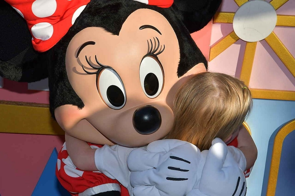 abraco-da-Minnie Como funciona a "Regra do Abraço" nos Parques da Disney?