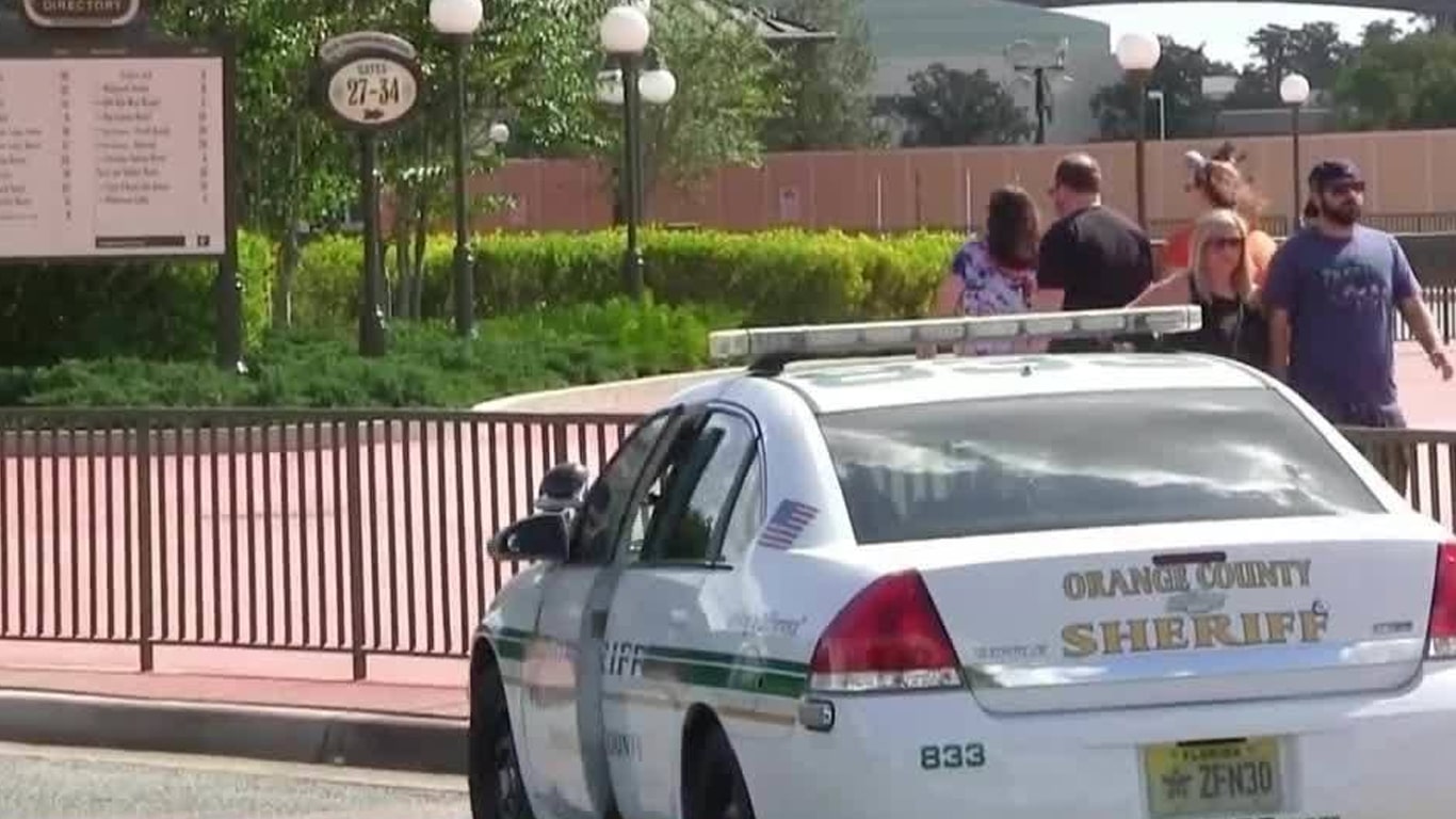 Policia-Disney Policial é preso em Parque da Disney por conduta violenta