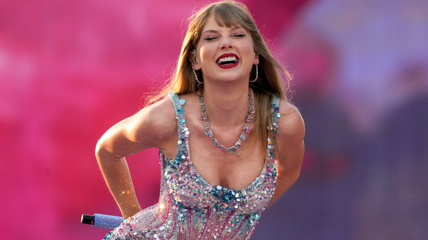 Taylor-Swift Lisa, do BLACKPINK, marca presença no Eras Tour de Taylor Swift