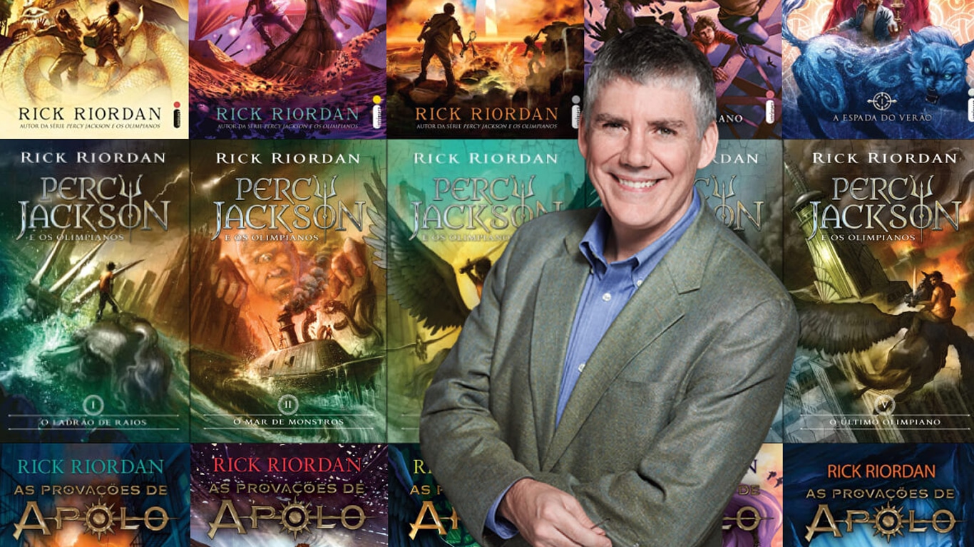 Kate McKinnon será a deusa do Amor em Percy Jackson; Conheça os detalhes da 3ª temporada Rick-Riordan-e-seus-livros-1 Kate McKinnon será a deusa do Amor em Percy Jackson; Conheça os detalhes da 3ª temporada