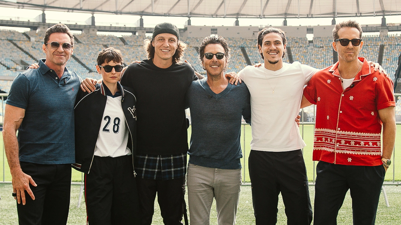 Elenco-de-Deadpool-Wolverine-no-Maracana Astros de Deadpool & Wolverine encontram dupla do Flamengo no Maracanã