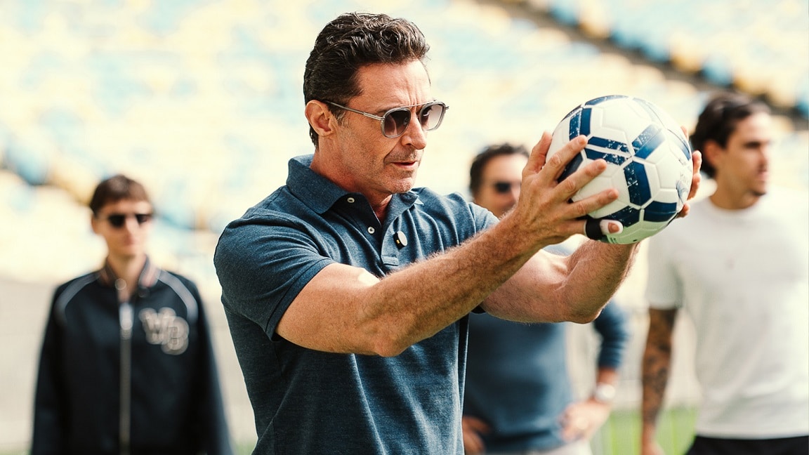 Hugh-Jackman-com-a-bola-no-Maracana Astros de Deadpool & Wolverine encontram dupla do Flamengo no Maracanã