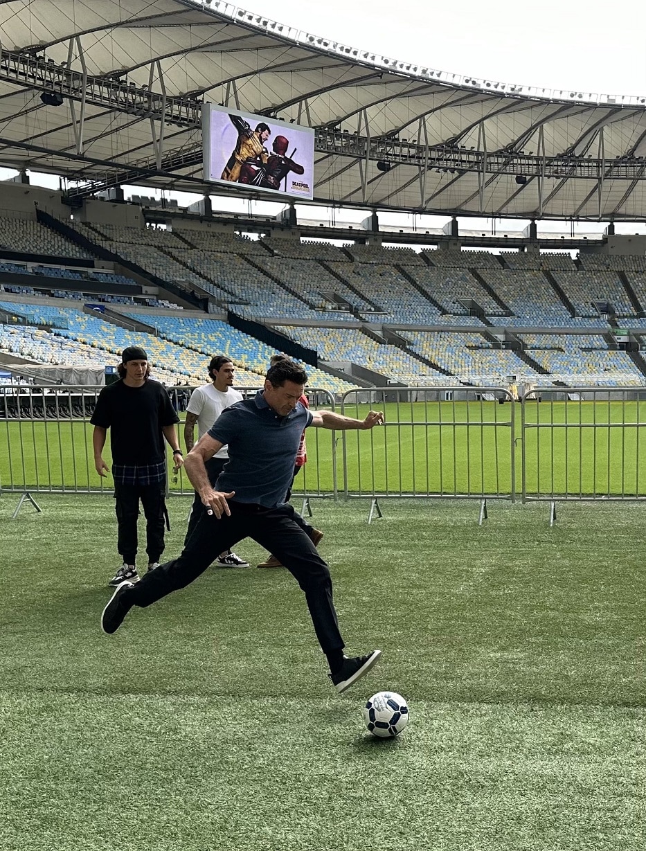 Hugh-Jackman-no-Maracana Astros de Deadpool & Wolverine encontram dupla do Flamengo no Maracanã