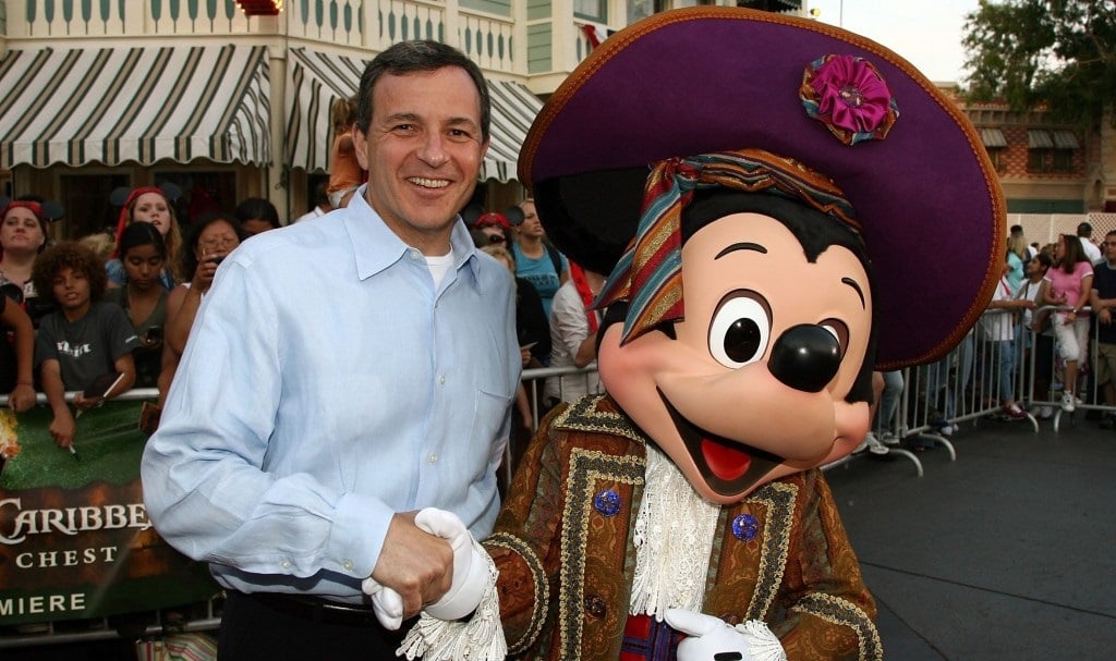 Bob-Iger-com-o-Mickey-na-Disney-World A carreira de Bob Iger antes de se tornar CEO da Disney