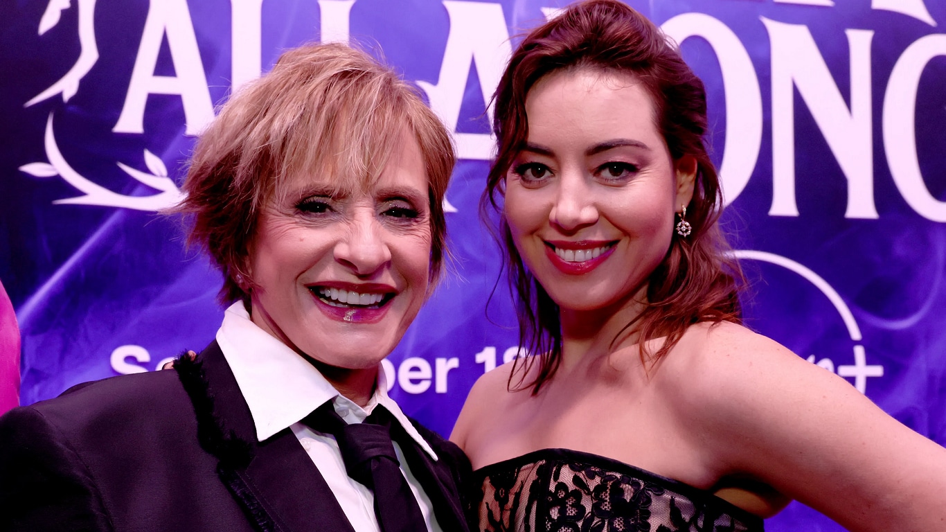 Patti-LuPone-e-Aubrey-Plaza Aubrey Plaza sobre morar com Patti LuPone: "quase me matou"