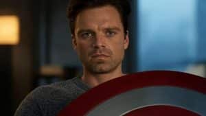 Sebastian Stan com o escudo do Capitão América