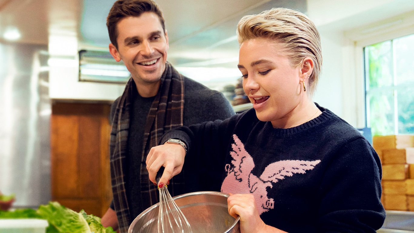 Antoni-Porowski-e-Florence-Pugh Antoni Porowski leva celebridades a uma jornada gastronômica pelo mundo em 'Sabor Caseiro'