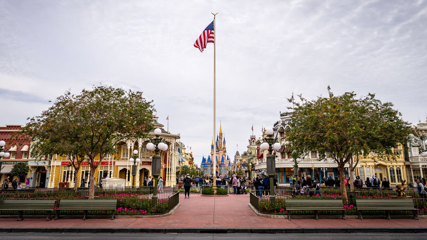 Bandeira-EUA-no-Magic-Kingdom Disney surpreende e levanta bandeira em homenagem a Trump após anos de tensão política