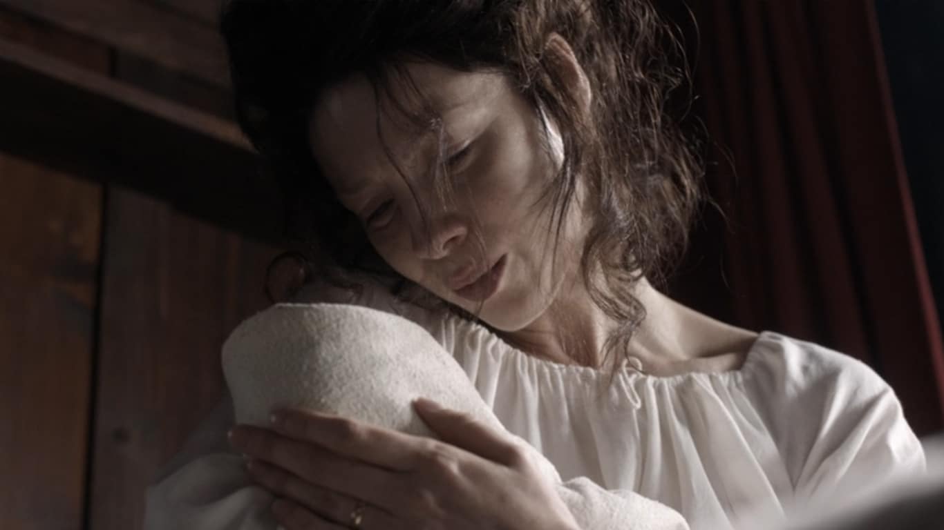 Claire-segurando-Faith-em-Outlander Outlander: Faith, a filha de Claire e Jamie, sobreviveu? Temporada 7 termina com mistério que ninguém esperava