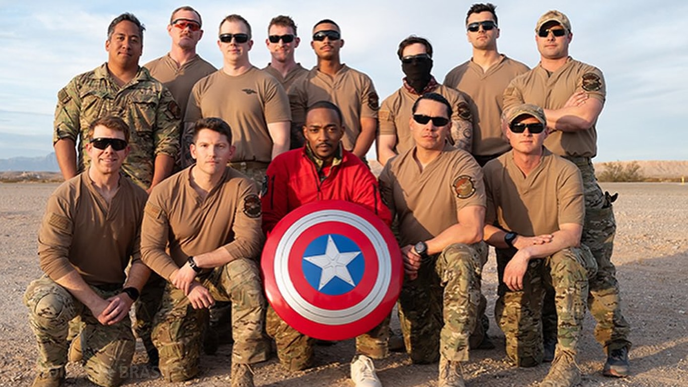 Anthony-Mackie-com-soldados Anthony Mackie pula de avião para divulgar Capitão América 4 - Assista!