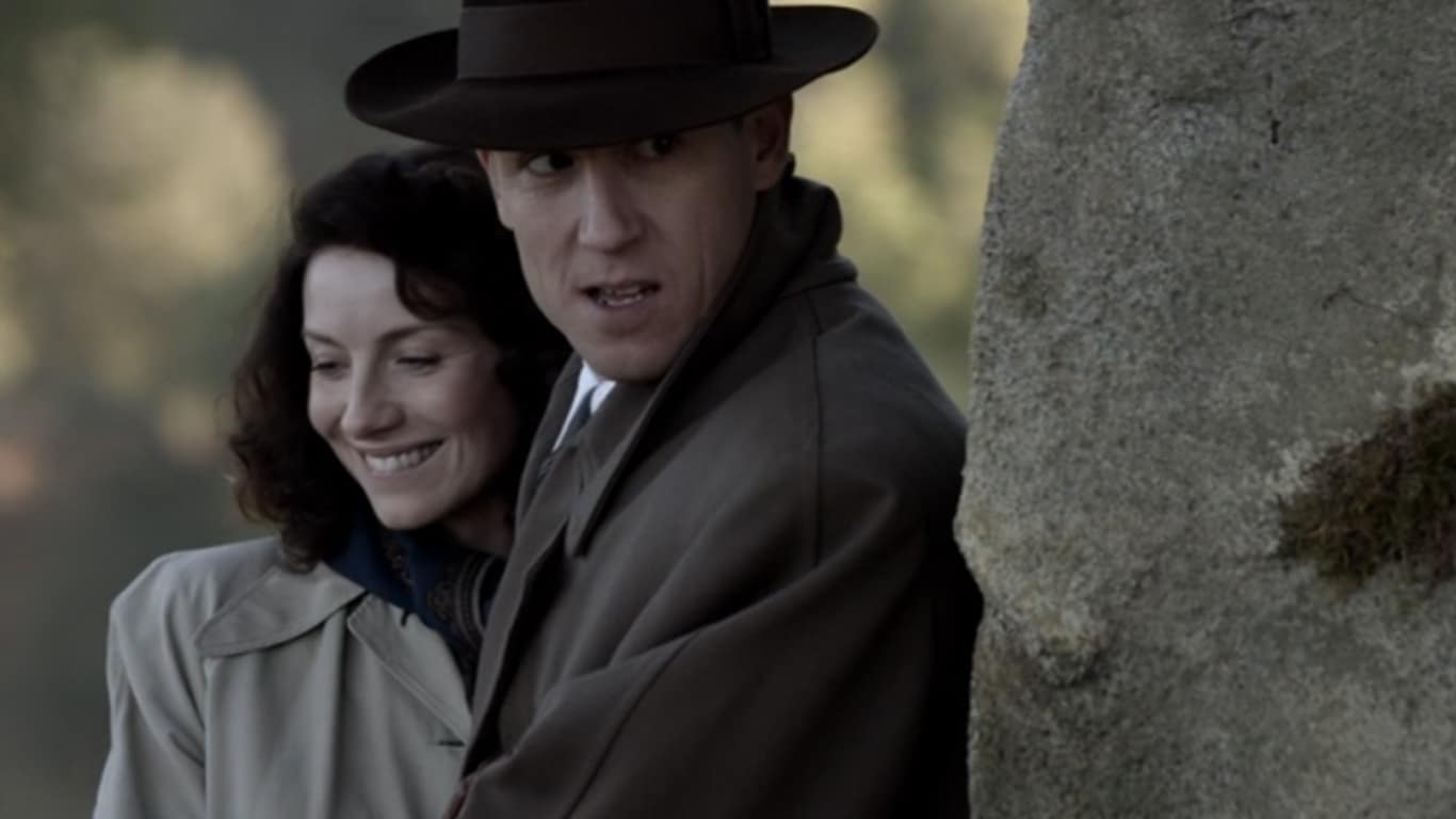 Claire-e-Frank-Randall-Outlander Faith apareceu no primeiro episódio de Outlander e ninguém percebeu? Veja as imagens