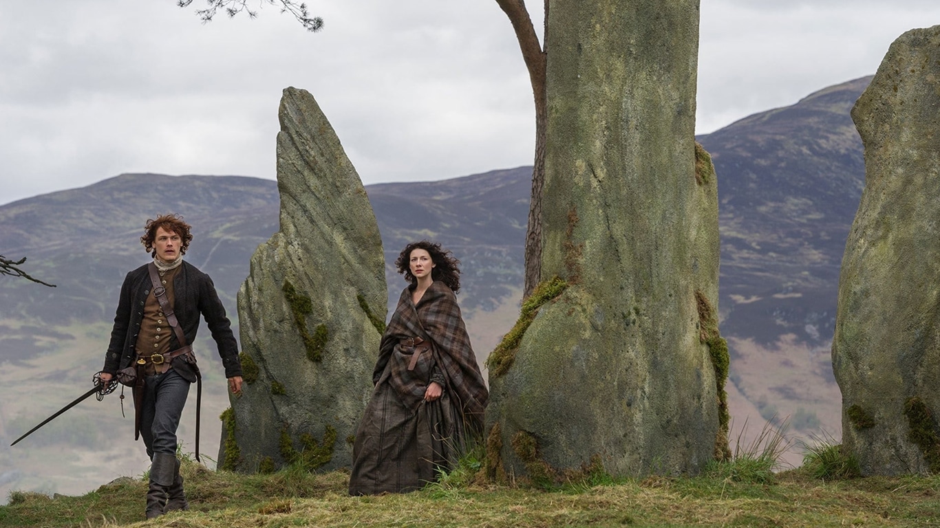 Jamie-e-Claire-em-Craigh-na-Dun Onde fica Craigh na Dun? É possível visitar o círculo de pedras de Outlander?