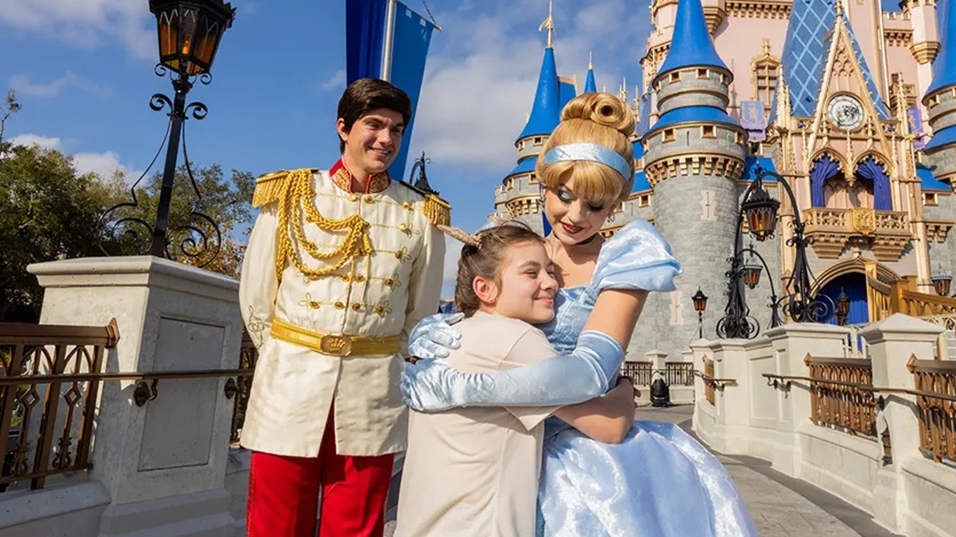 Menina-no-Magic-Kingdom Menina de 10 anos com câncer realiza sonho e ganha surpresa inesquecível na Disney