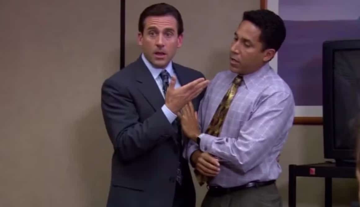 Michael-Scott-e-Oscar-na-cena-do-beijo-em-The-Office Fãs de The Office, atenção: Oscar Nunez pode roubar a cena no spinoff The Paper