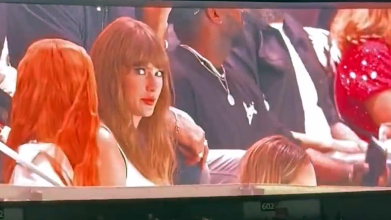 Taylor-Swift-no-Super-Bowl-da-NFL Famosos saem em defesa de Taylor Swift após vaias no Super Bowl - Entenda o que aconteceu