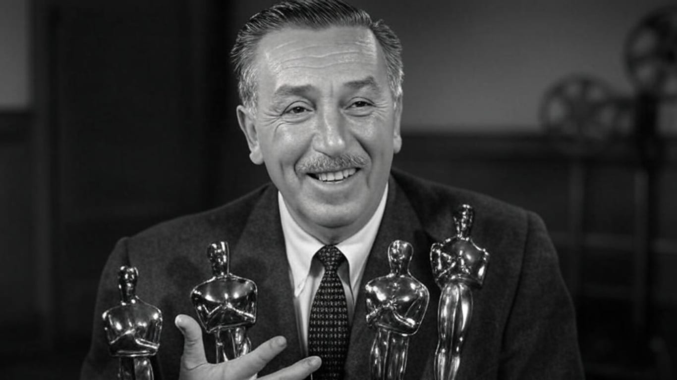 Walt-Disney-segurando-estatuetas-do-Oscar Quem ganhou mais Oscars na história? Veja a lista completa dos prêmios de Walt Disney