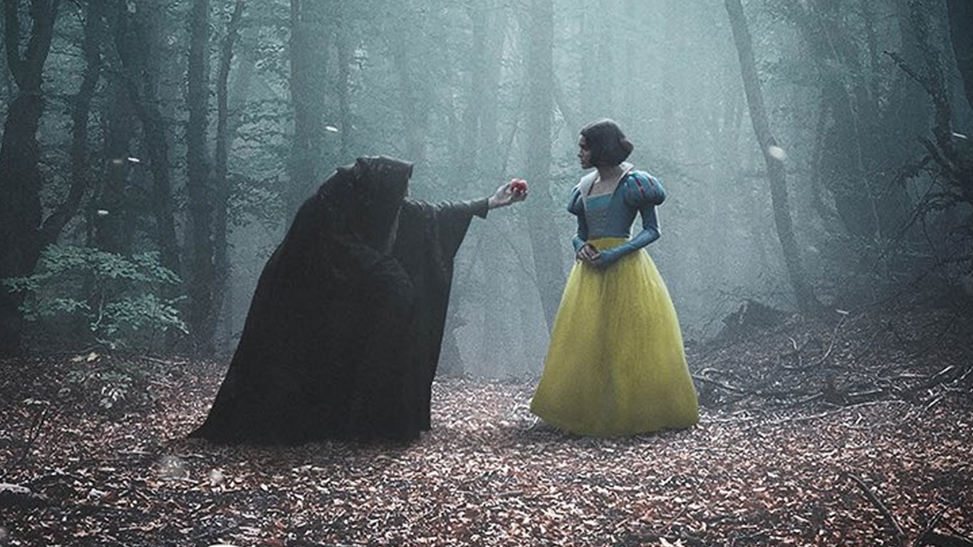 A-Bruxa-e-Branca-de-Neve Antes do live-action de Branca de Neve, Disney começou um filme sobre sua irmã, Rosa Vermelha