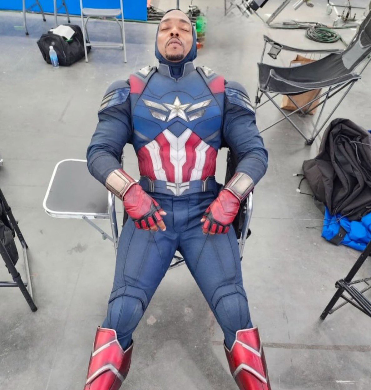 Anthony-Mackie-dormindo-no-set-de-Capitao-America-4 Anthony Mackie dorme no set de Capitão América 4 e foto viraliza