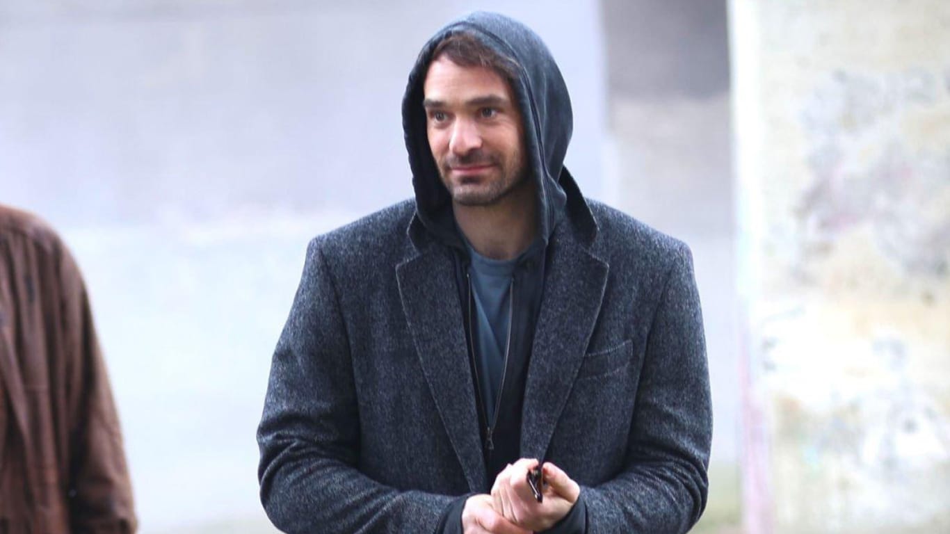 Charlie-Cox-no-set-da-temporada-2-de-Demolidor-Renascido Matt Murdock se disfarça e encontra velho amigo em fotos de Demolidor: Renascido – Temporada 2