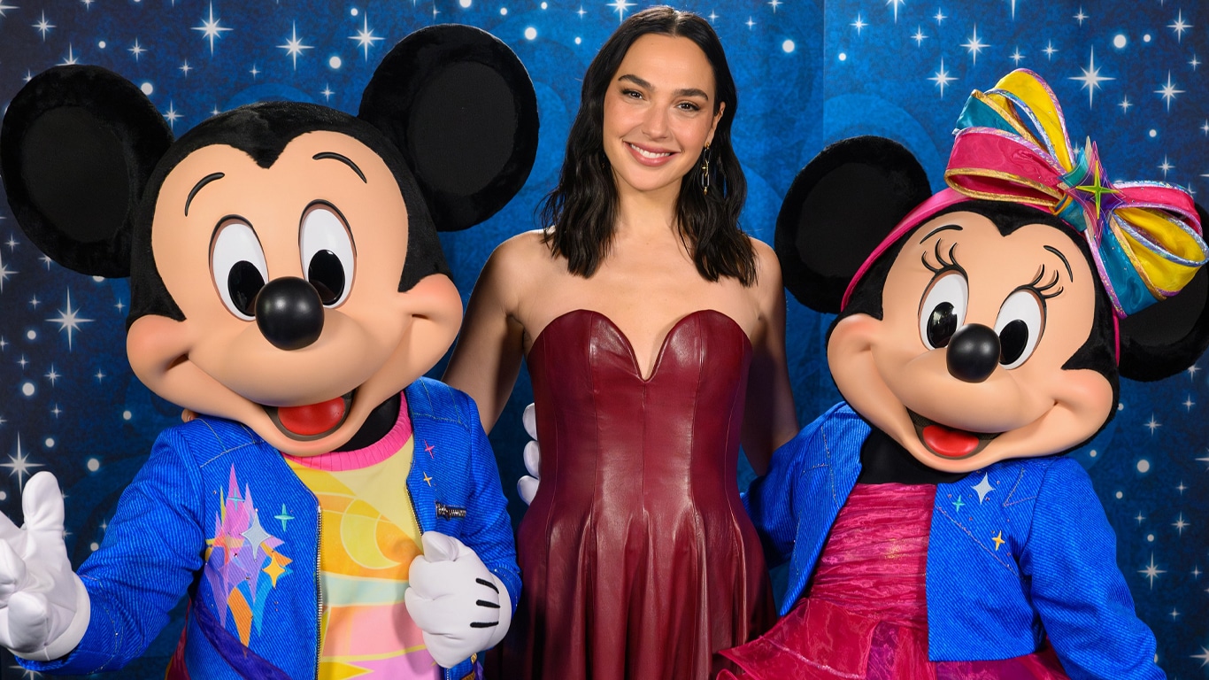 Gal-Gadot-com-o-Mickey-e-a-Minnie-na-Disneyland Gal Gadot vai à Disneyland sem Rachel Zegler para divulgar Branca de Neve