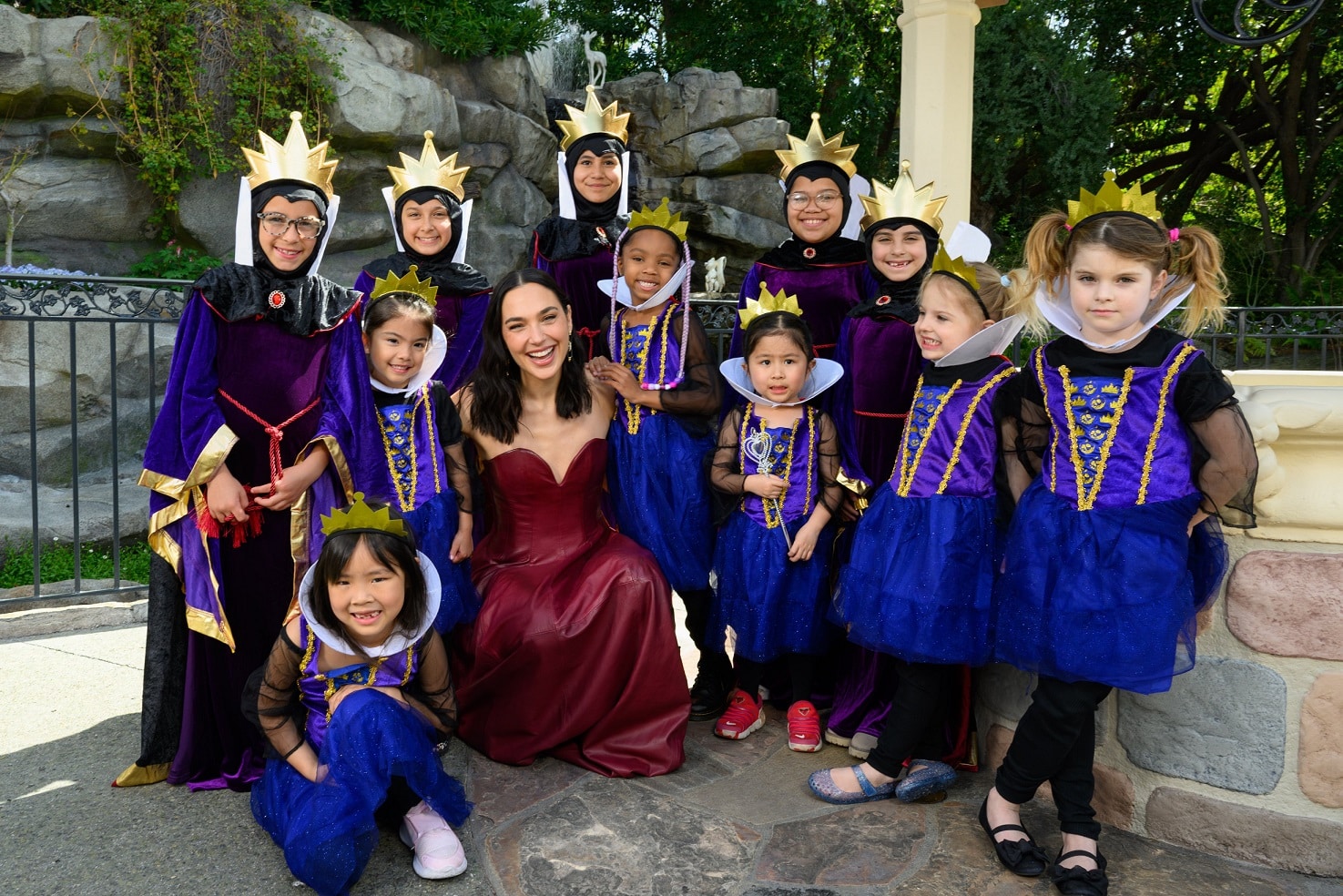 Gal-Gadot-e-criancas-vestidas-de-Rainha-Ma Gal Gadot vai à Disneyland sem Rachel Zegler para divulgar Branca de Neve