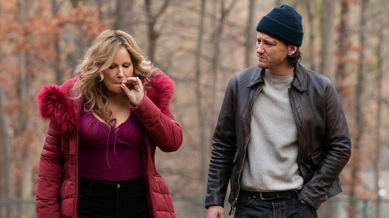 Jennifer-Coolidge-em-Riff-Raff Jennifer Coolidge quer participar de "O Urso" e já conversou com Jeremy Allen White