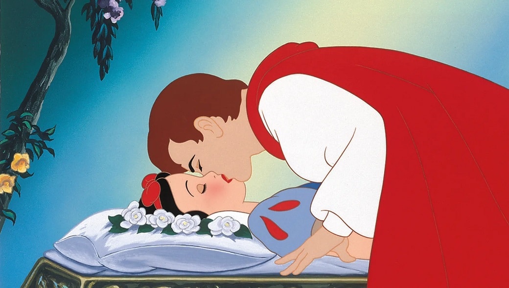 O-beijo-do-principe-em-Branca-de-Neve As 5 maiores mudanças no live-action Branca de Neve em relação à animação original