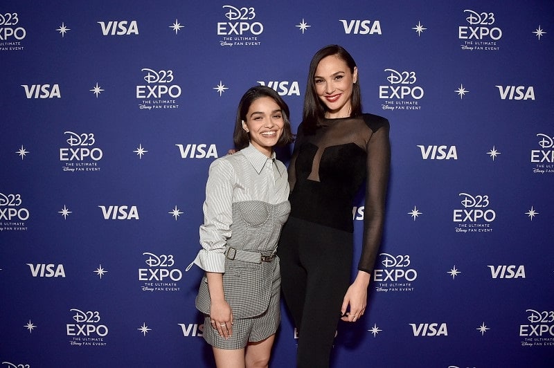 Rachel-Zegler-e-Gal-Gadot Tensão nos bastidores de Branca de Neve: O que aconteceu entre Gal Gadot e Rachel Zegler fora das telas?