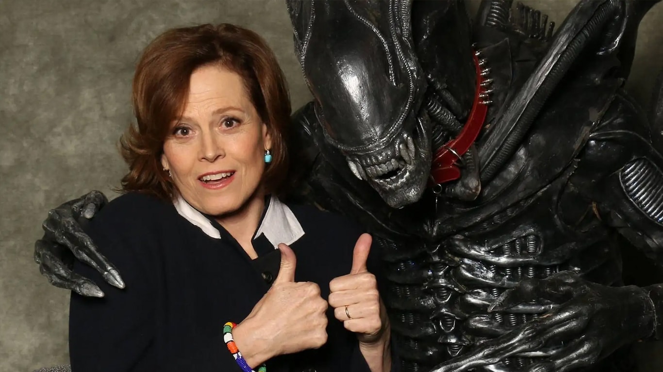 Sigourney-Weaver-com-o-Alien Uma escola transformou Alien em peça de teatro e impressionou Sigourney Weaver e Ridley Scott