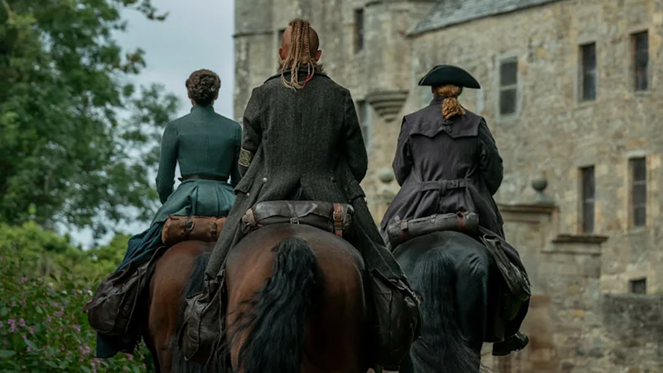 Outlander: 2 grandes mistérios devem ficar de fora da temporada final Outlander-Lallybroch Outlander: 2 grandes mistérios devem ficar de fora da temporada final