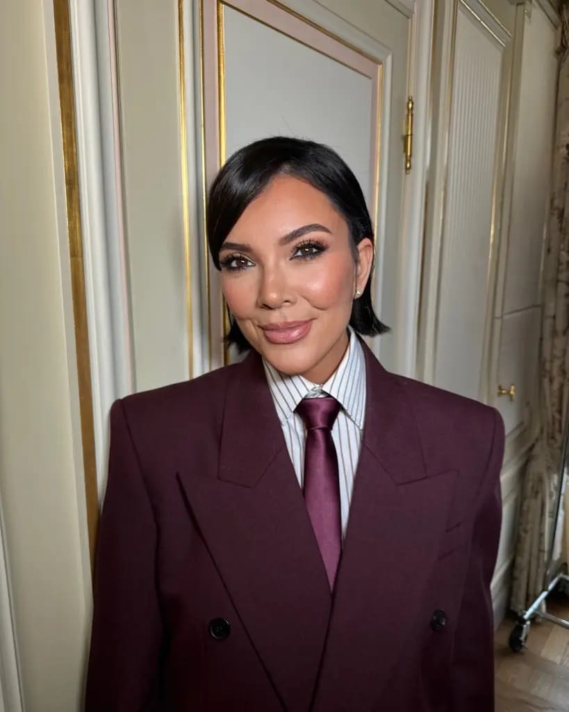 The Kardashians: Kris Jenner faz plástica e fãs acham que ela está igual às filhas Kris-Jenner-Paris The Kardashians: Kris Jenner faz plástica e fãs acham que ela está igual às filhas