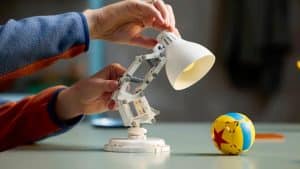Luminária da Pixar com a bola