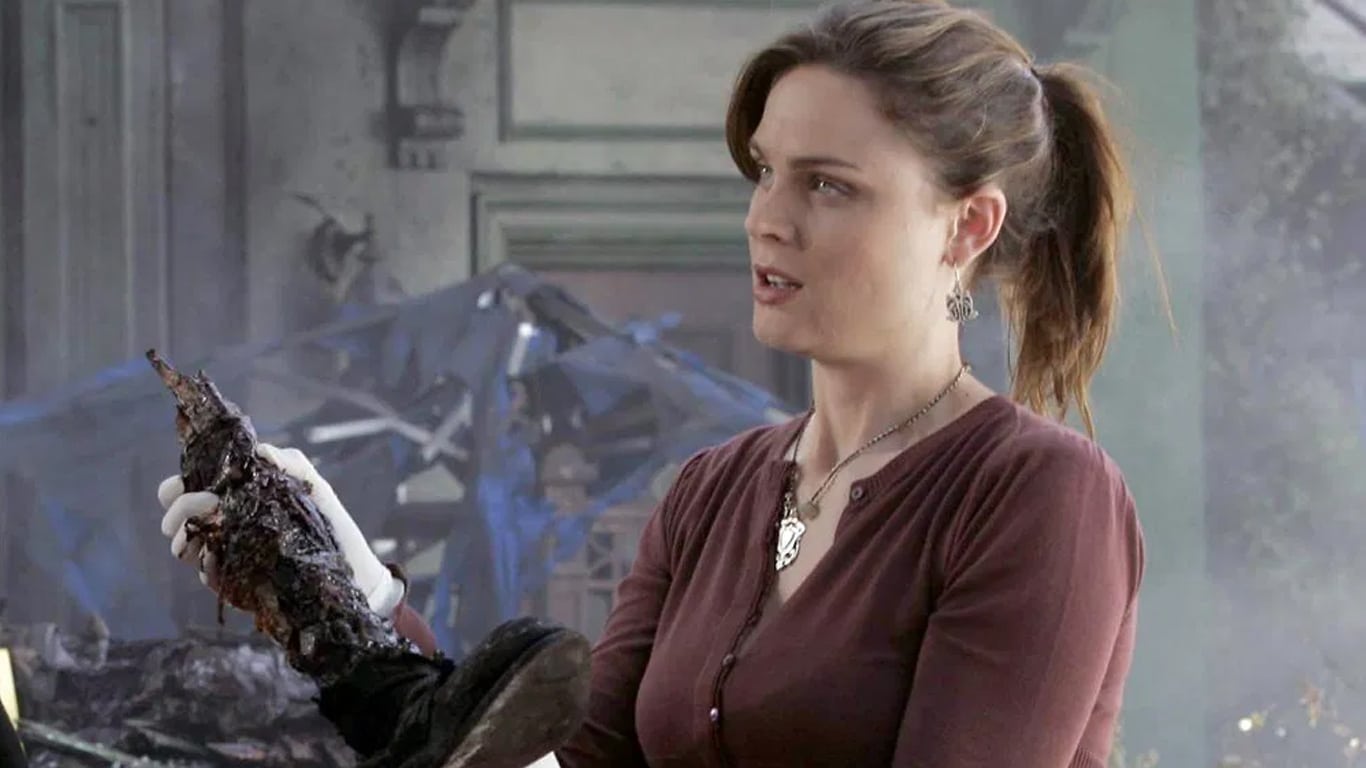 Por que Emily Deschanel chorava todos os dias no início de Bones Bones-primeira-temporada Por que Emily Deschanel chorava todos os dias no início de Bones