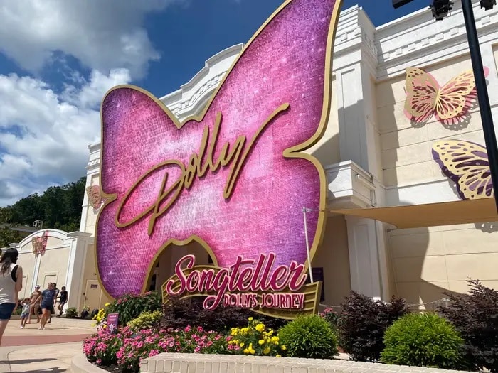 Quer fugir dos preços e filas da Disney? Conheça o Parque Dollywood Dollywood-Songteller Quer fugir dos preços e filas da Disney? Conheça o Parque Dollywood