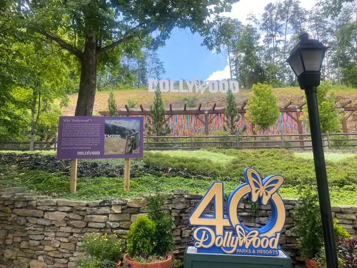 Quer fugir dos preços e filas da Disney? Conheça o Parque Dollywood Dollywood-letreiro Quer fugir dos preços e filas da Disney? Conheça o Parque Dollywood