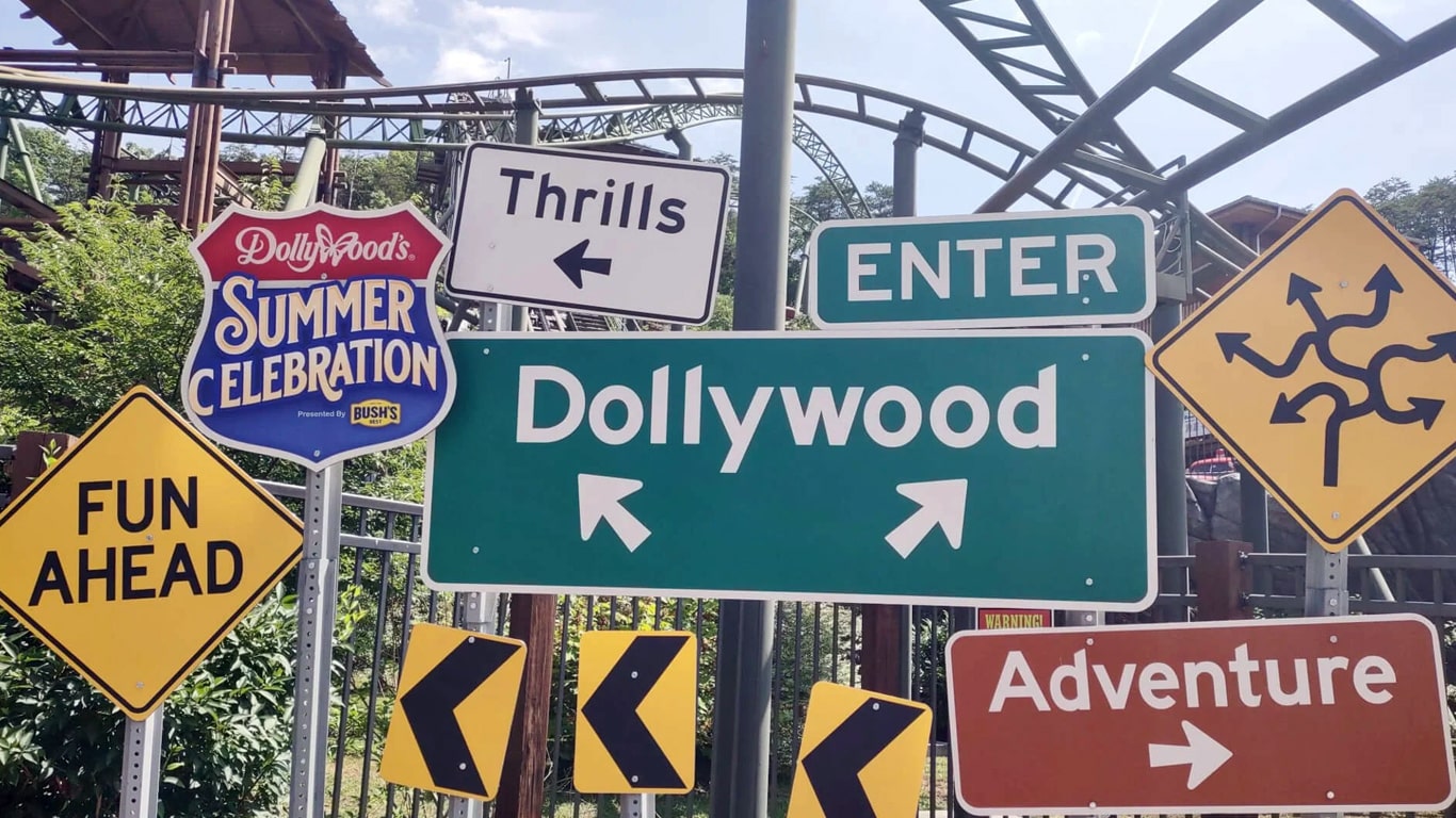 Quer fugir dos preços e filas da Disney? Conheça o Parque Dollywood Dollywood-parque Quer fugir dos preços e filas da Disney? Conheça o Parque Dollywood