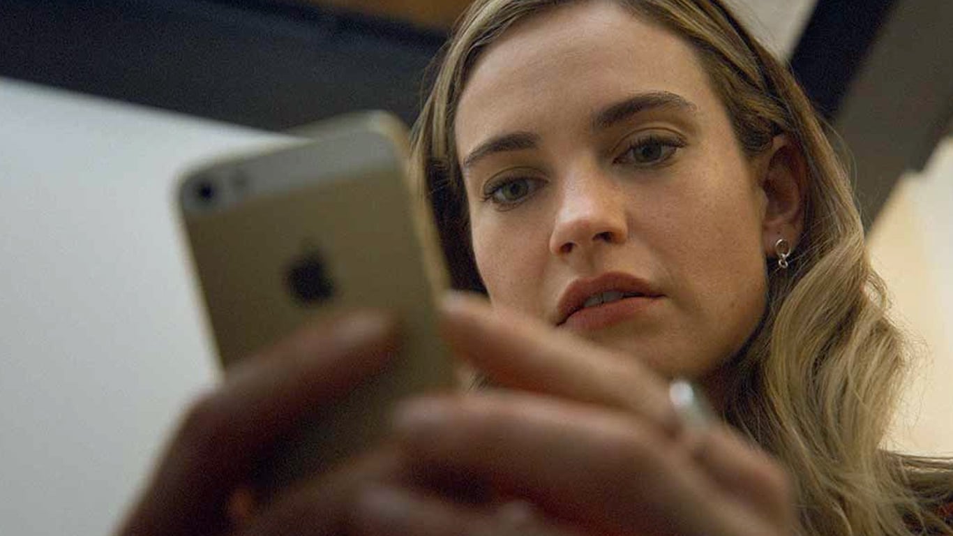 Quem é Whitney Wolfe Herd? História dela chega com Lily James ainda em 2025 Lily-James-Swiped Quem é Whitney Wolfe Herd? História dela chega com Lily James ainda em 2025