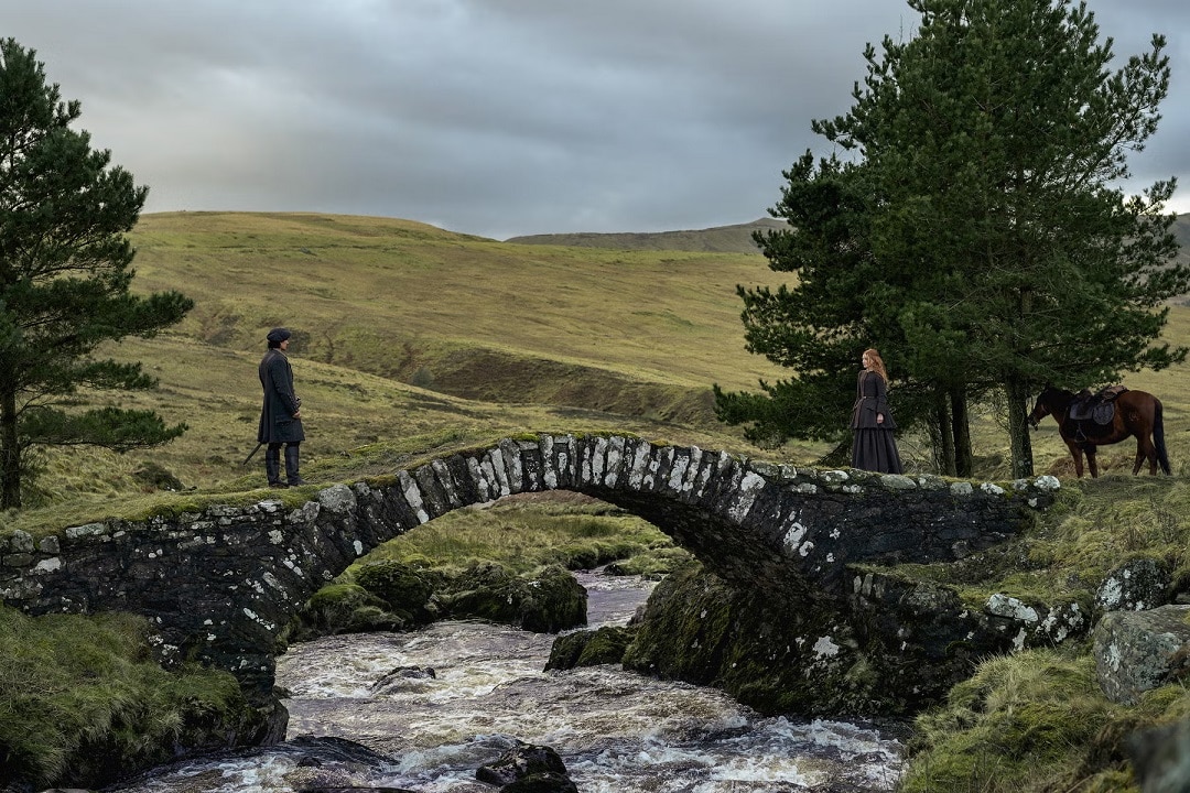 Outlander-Blood-of-My-Blood-Brian-e-Ellen Sim, Outlander: Blood of My Blood terá viagens no tempo! Saiba o que acontece nos primeiros episódios
