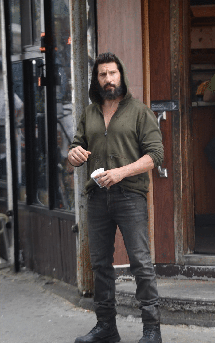 Jon Bernthal surge irreconhecível nas gravações do Especial do Justiceiro no Disney+ image-26 Jon Bernthal surge irreconhecível nas gravações do Especial do Justiceiro no Disney+
