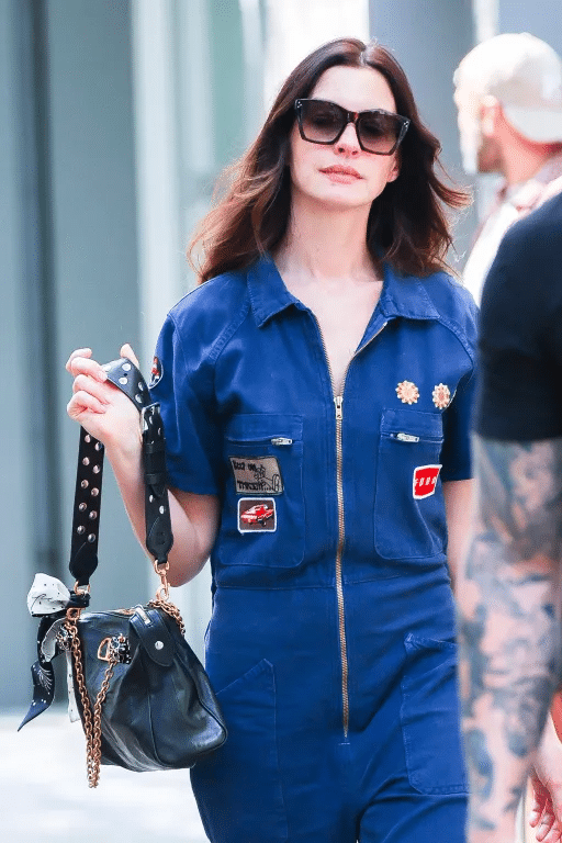 O Diabo Veste Prada 2: Veja as primeiras imagens de Anne Hathaway direto das ruas de Nova York image-40 O Diabo Veste Prada 2: Veja as primeiras imagens de Anne Hathaway direto das ruas de Nova York