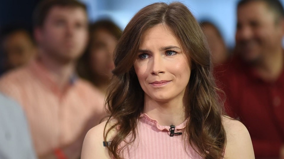 A História Distorcida de Amanda Knox: Quem realmente matou Meredith Kercher? Amanda-Knox A História Distorcida de Amanda Knox: Quem realmente matou Meredith Kercher?