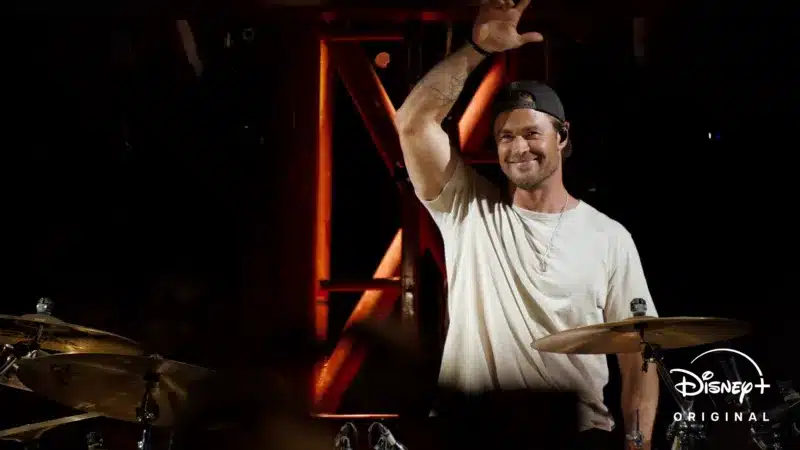 Chris-Hemsworth-tocando-bateria-no-show-de-Ed-Sheeran Sem Limites: Disney proibiu Chris Hemsworth de surfar uma onda de 12 metros